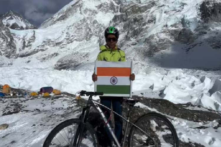 14 दिनों तक साइकिल चलाकर एवरेस्ट बेस कैंप पहुंची उत्तर प्रदेश की महिला, वीडियो वायरल
