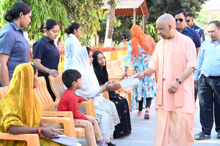 जनता दर्शन में CM योगी ने सुनी 200 लोगों की समस्याएं, जरूरतमंद बिटिया की स्कूल फीस जमा कराने का दिया निर्देश