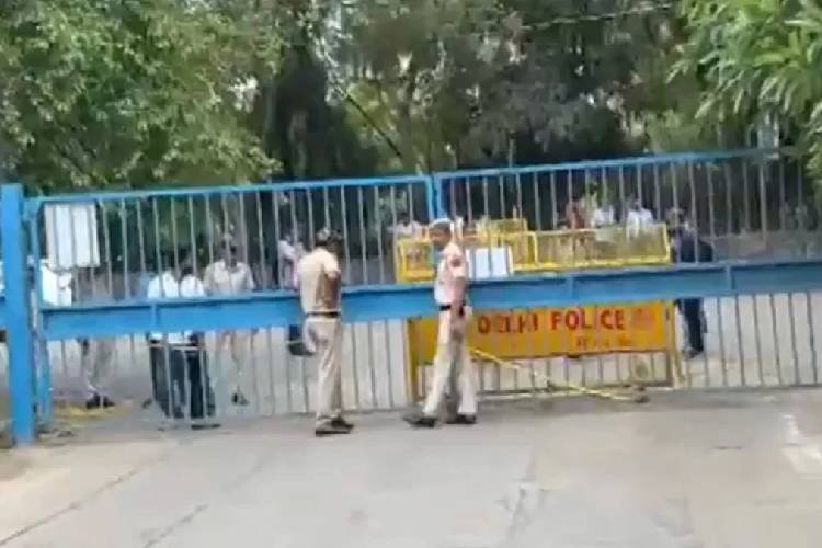 असम पुलिस का बड़ा एक्शन: कांग्रेस नेता पवन खेड़ा के दिल्ली स्थित घर पर छापा