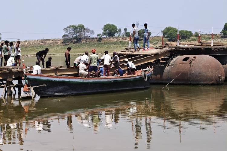 मिर्जापुर में तीसरा पीपा पुल टूटा, पहले टूट चुके हैं दो पुल, पीडब्ल्यूडी विभाग ने किया करिश्माई दावा