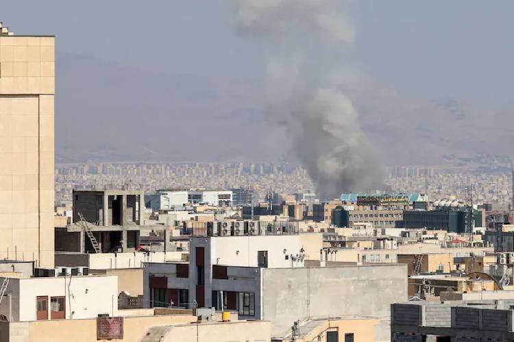 48 घंटे का खतरा! भारतीय दूतावास ने ईरान में फंसे नागरिकों को दी चेतावनी