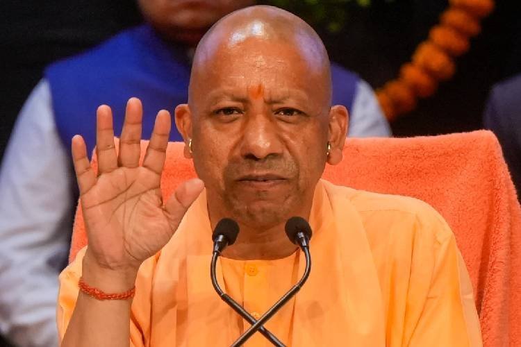 योगी सरकार की जनता से अपील- घबराकर न करें खरीदारी न अनावश्यक ईंधन का भंडारण