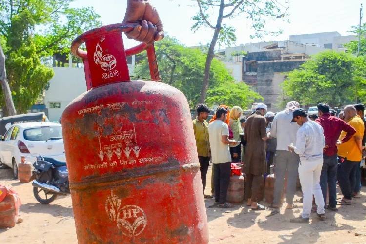 फिल्म 'स्पेशल 26' की तरह LPG सिलेंडर की चोरी का मामला आया सामने 