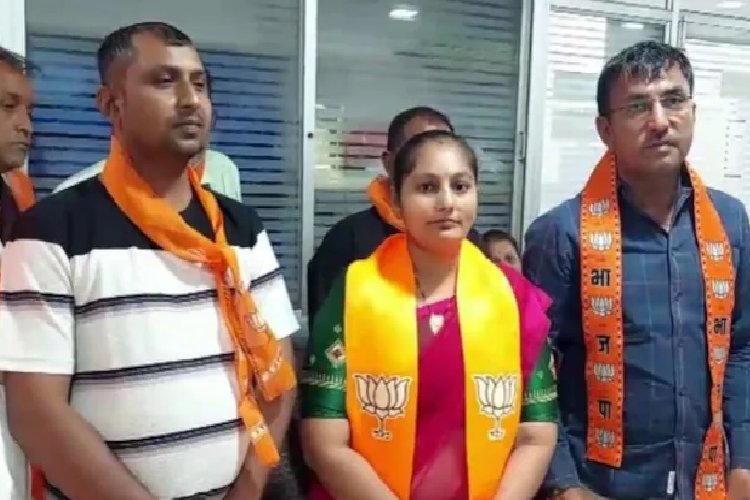 गुजरात में कांग्रेस में शामिल होने के 3 घंटे बाद भाजपा में लौटी दलित महिला पार्षद, लगाए गंभीर आरोप!