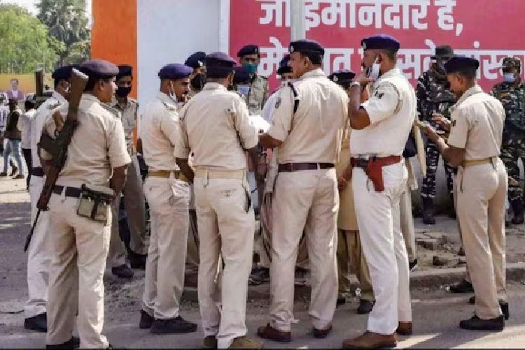 अहमदाबाद के गांव में धार्मिक कार्यक्रम में स्नैक्स खाने से लगभग 100 लोग बीमार