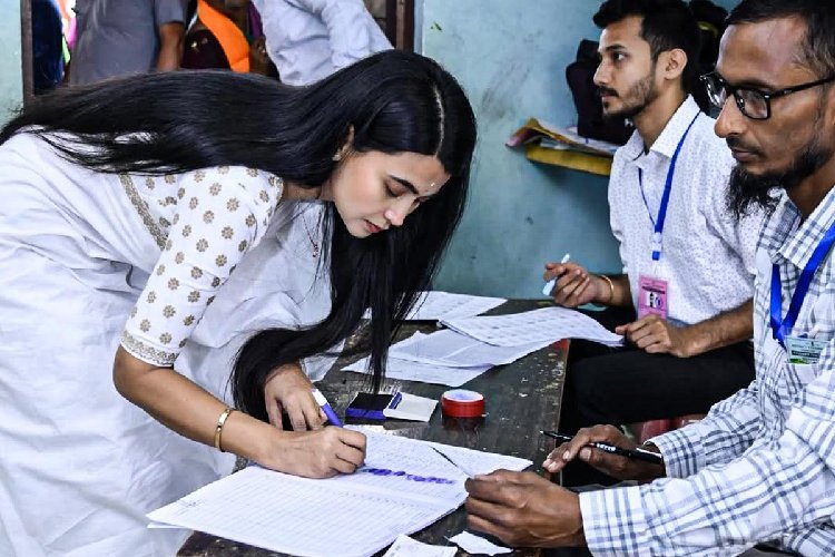 असम चुनाव में वायरल हुईं अभिनेत्री एमी बरुआ! किस नेता की हैं पत्नी?