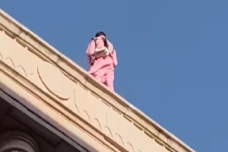 इलाहाबाद हाईकोर्ट में महिला ने छत से कूदने की दी धमकी दी, सामूहिक बलात्कार और जबरन धर्मांतरण का लगाया आरोप