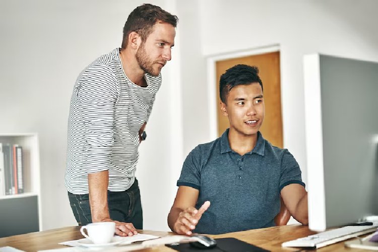 बॉम्बे हाईकोर्ट का अहम फैसला: ऑफिस में महिला सहकर्मी को घूरना नैतिक रूप से गलत, लेकिन अपराध नहीं!