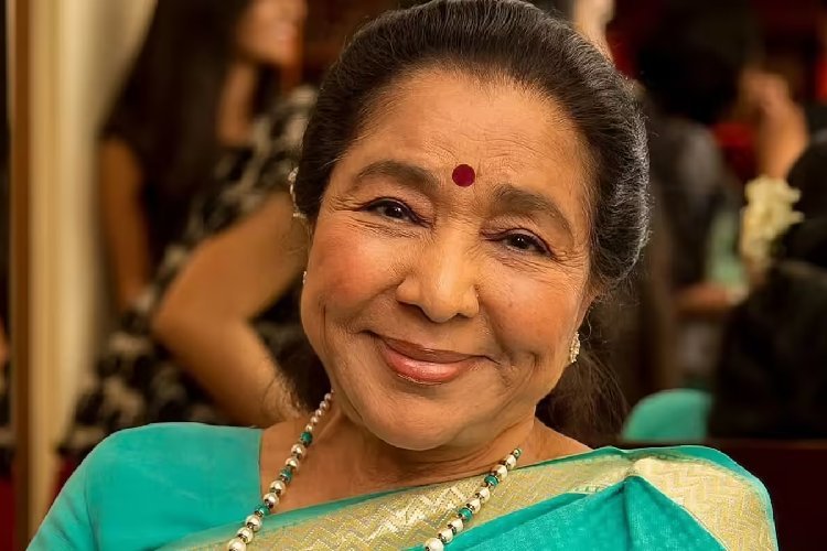 मशहूर गायिका आशा भोसले को आया हार्ट अटैक, हालत गंभीर!