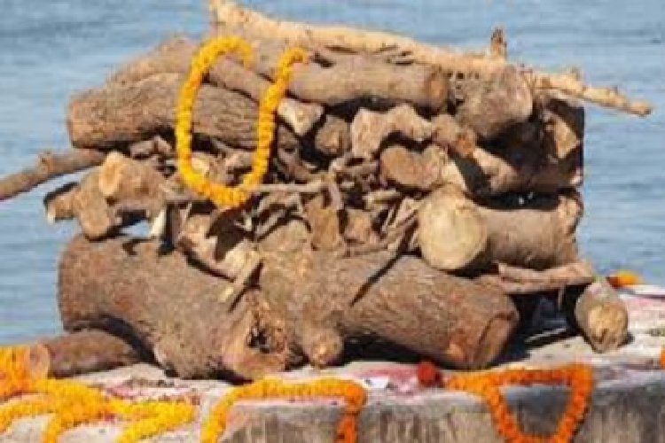 जबलपुर में सनसनीखेज मामला: युवक ने जलती चिता पर लेटकर जान दी