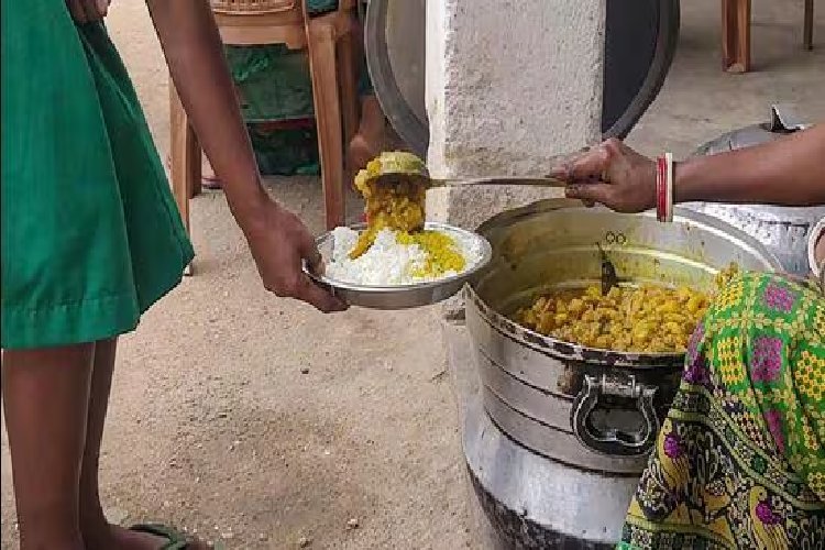 लकड़े से चूल्हे पर पका मिड-डे मील, हेडमास्टर सस्पेंड, इलाहाबाद हाईकोर्ट ने दी राहत