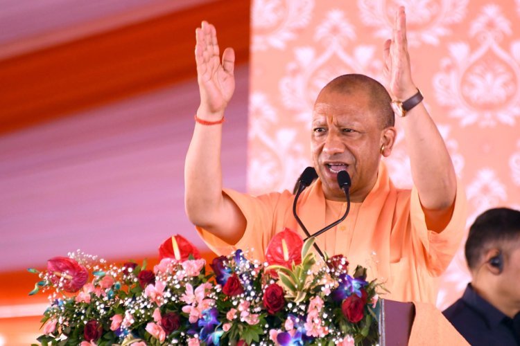 अशांति के खेल में न फंसें श्रमिक, सरकार आपके साथ: योगी