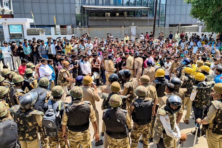 83 जगह शांत, लेकिन 5 जगहों पर बवाल क्यों?व्हाटसअप ग्रुप, क्यूआर कोड और साजिश का जाल? पुलिस जांच में खुले बड़े राज