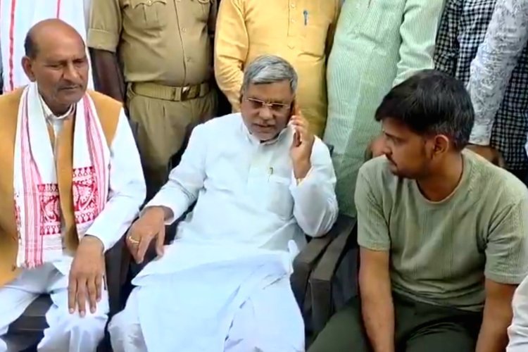 बीजेपी एमएलसी देवेंद्र सिंह ने मुख्य सचिव गृह को घुमाया फोन, कहा आजमगढ़ पुलिस ने बूथ अध्यक्ष का फर्जी एनकाउंटर कर दिया, जानिए पूरा मामला