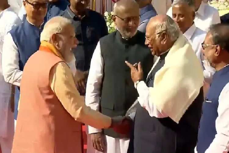 खड़गे से मिले पीएम मोदी, हाथ मिलाया और मुस्कुराए, वीडियो सोशल मीडिया पर वायरल