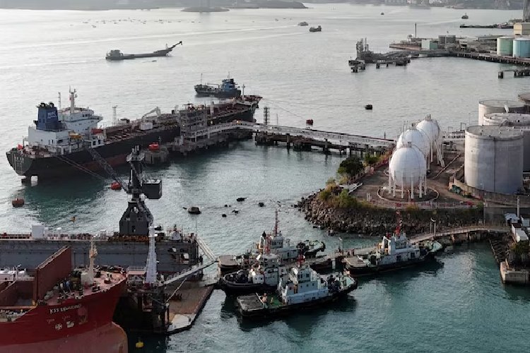 अमेरिका द्वारा प्रतिबंधित चीनी जहाज ट्रंप के होर्मुज ब्लॉकेड से गुजरा, ईरान ने मारा ताना