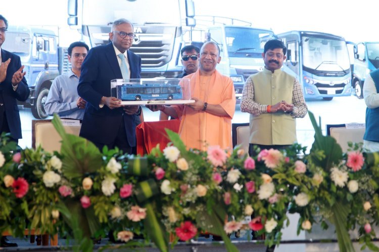 मुख्यमंत्री योगी आदित्यनाथ ने टाटा मोटर्स के लखनऊ प्लांट में 10 लाखवीं गाड़ी को किया फ्लैग ऑफ