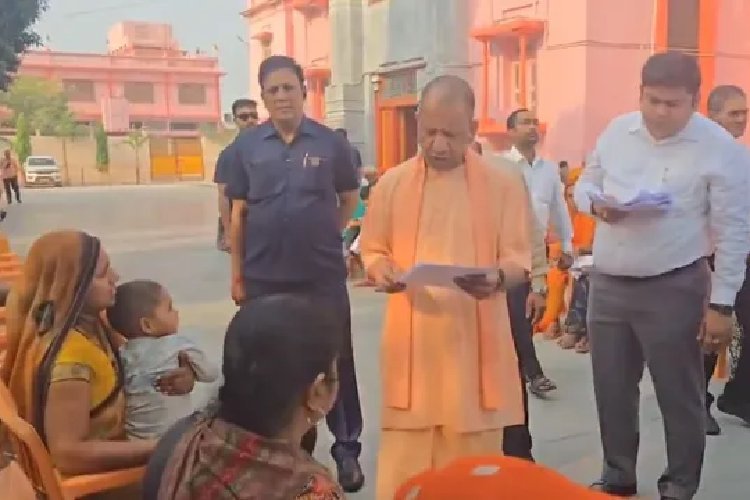 CM Yogi Adityanath ने लिया ऐसा एक्शन, जनता दरबार में रोती पहुंची महिला, हंसती हुई निकली