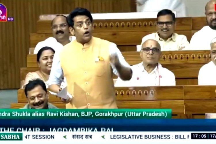 मैं अपनी पत्नी का पैर छूना चाहता हूं, लेकिन वो छुआने नहीं देती....गोरखपुर के सांसद ने कहीं ऐसी बात, सुनकर सब हंसने लगे