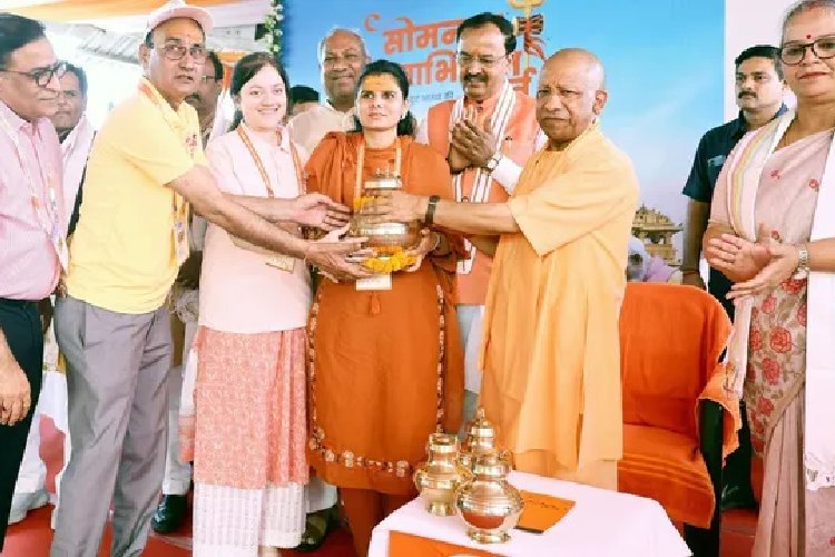 योगी सरकार की पहल से पूरी हुई वर्षों पुरानी इच्छा, सोमनाथ यात्रा पर निकले श्रद्धालुओं ने जताया आभार