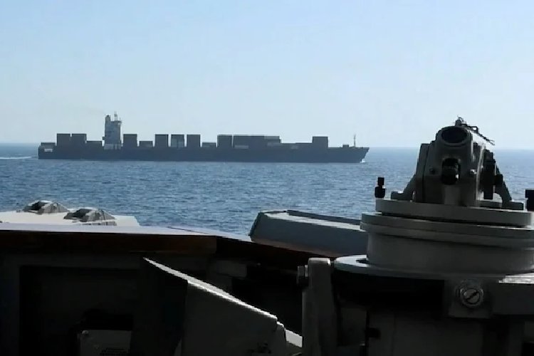 अमेरिकी मरीन्स ने ईरानी जहाज पर रैपलिंग कर किया कब्जा, बातचीत से पहले दोबारा जंग शुरू?