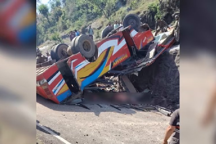 जम्मू-कश्मीर के उधमपुर में बस पलटने से 16 लोगों की मौत, बचाव अभियान जारी