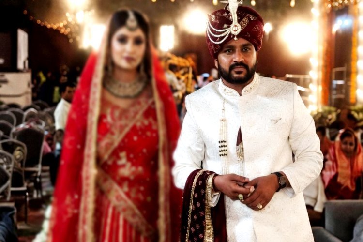 फिल्मी अंदाज में मंडप में पहुंचा प्रॉपर्टी डीलर, दारोगा की दुल्हन लेकर हुआ फरार, रचाई शादी
