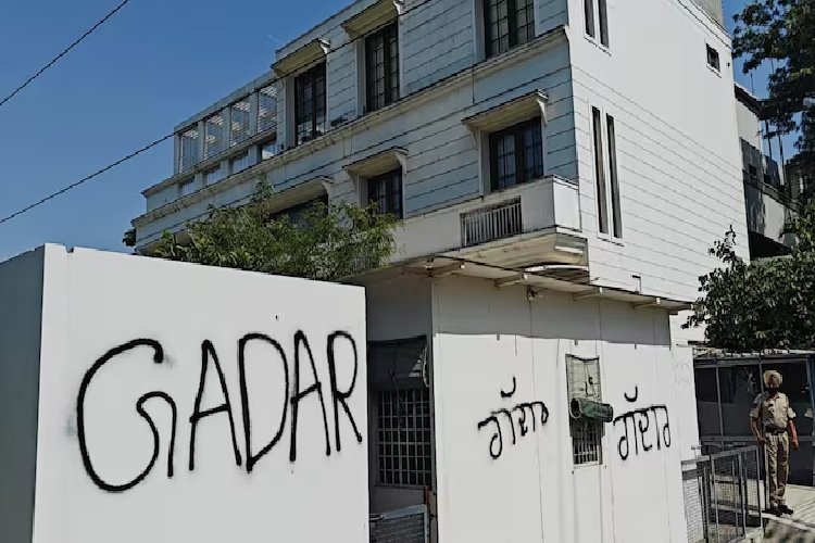 भाजपा ज्वाइन करने के एक दिन बाद, 'गद्दार' लिखा गया हरभजन सिंह के घर की दीवारों पर