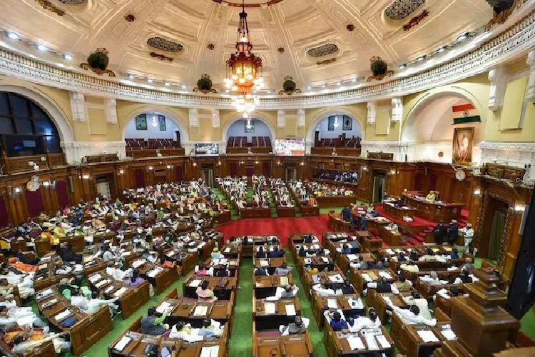 समाजवादी पार्टी UP विधानसभा में किया प्रदर्शन, BJP पर गुमराह करने का लगाया आरोप