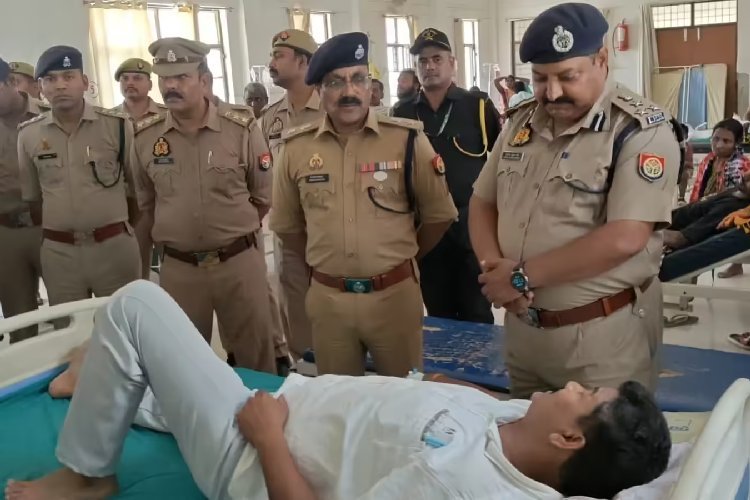 मऊ में सड़क दुर्घटना: तेज रफ्तार ट्रेलर ने पुलिस की गश्ती गाड़ी को पीछे से मारी टक्कर