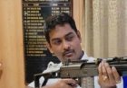 चुनावी माहौल में राइफल लेकर पोज मारने पर थाना प्रभारी निलंबित, TMC की शिकायत लिया गया एक्शन!