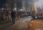 हावड़ा रेलवे स्टेशन के बाहर चला बुलडोजर, अवैध दुकानें ढहाई गईं
