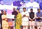 17 हजार मानदेय पाकर भावुक हुए अनुदेशक, योगी के हाथों चेक लेकर बोले- “सरकार ने दिया सम्मान”
