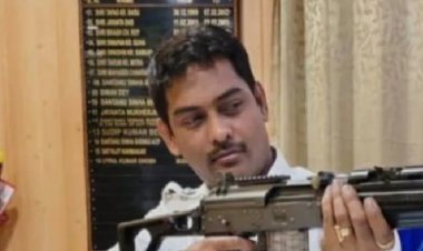 चुनावी माहौल में राइफल लेकर पोज मारने पर थाना प्रभारी निलंबित, TMC की शिकायत लिया गया एक्शन!