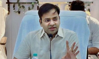 आईफोन लेने वाले डीएम साहब की गई कुर्सी, भेजे गए राजस्व परिषद, तहसीलदार ने I-Phone देने का लगाया था आरोप
