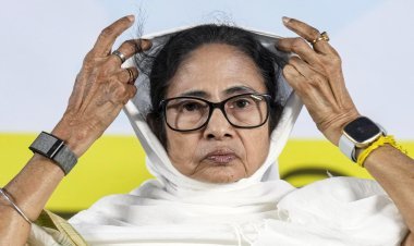TMC की बैठक में अकेली पड़ती दिखी ममता, 10 विधायक गायब, TMC में बड़ी टूट के संकेत