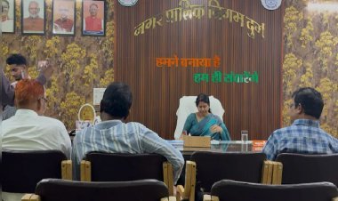 दुर्ग महापौर विवाद: भूमिपूजन की देरी पर महापौर का आक्रोश, तीन अधिकारियों को बनाया बंधक