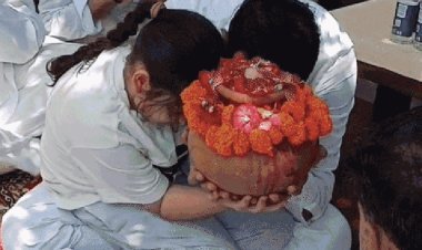 गंगा में विलीन हुई प्रतीक यादव की अस्थियां, फूट-फूटकर रोई अपर्णा यादव