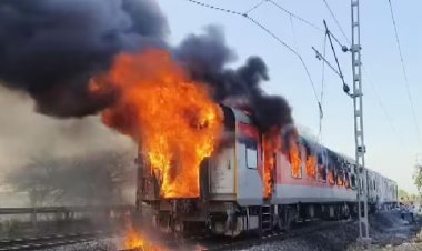 मध्य प्रदेश के रतलाम में राजधानी एक्सप्रेस के डिब्बे में लगी भीषण आग, सभी यात्री सुरक्षित