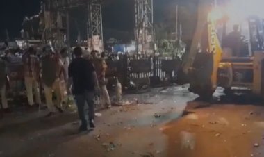 हावड़ा रेलवे स्टेशन के बाहर चला बुलडोजर, अवैध दुकानें ढहाई गईं