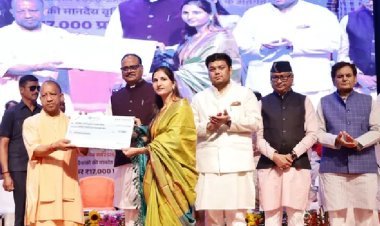 17 हजार मानदेय पाकर भावुक हुए अनुदेशक, योगी के हाथों चेक लेकर बोले- “सरकार ने दिया सम्मान”