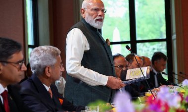 नॉर्वे के अखबार ने PM मोदी को सपेरे के रूप में दिखाया, सांप की जगह पेट्रोल पंप का हैंडल! भारत में आक्रोश
