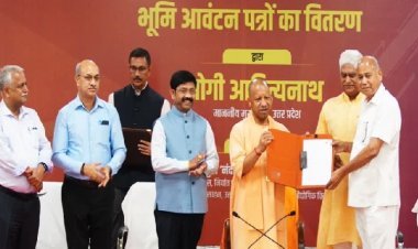 मुख्यमंत्री योगी आदित्यनाथ ने 17 निवेशकों को सौंपे आवंटन पत्र, मंच से निवेशकों ने बताई बदले यूपी की कहानी