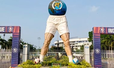 ममता युग की आखिरी निशानी भी गई! साल्ट लेक स्टेडियम का विवादित फुटबॉल स्टेच्यू हटाया