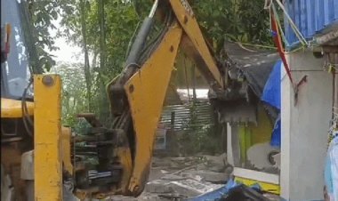 आसनसोल में बुलडोजर एक्शन: TMC पार्षद का पार्टी ऑफिस गिराया