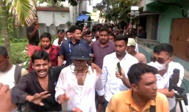 अभिषेक बनर्जी पर हमला, भीड़ ने की पिटाई, फटे कपड़े, हेलमेट पहनाकर निकाला बाहर, हिंसा पीड़ितों से मुलाकात करने पहुंचे थे अभिषेक