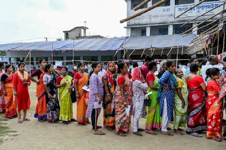 बंगाल के 15 बूथों पर कल फिर से मतदान; फलता के पोलिंग स्टेशनों पर फैसला बाकी