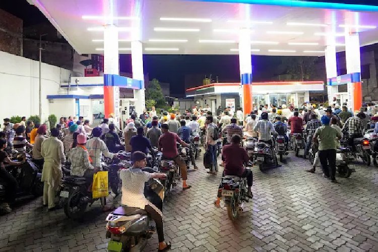 Rs 4-5 प्रति लीटर बढ़ सकती हैं ईंधन की कीमतें, Rs 40-50 महंगा हो सकता है LPG सिलेंडर 