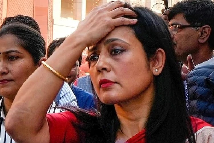 गाजियाबाद में महुआ मोइत्रा के खिलाफ शिकायत दर्ज, आईपीएस अधिकारी की छवि खराब करने का आरोप