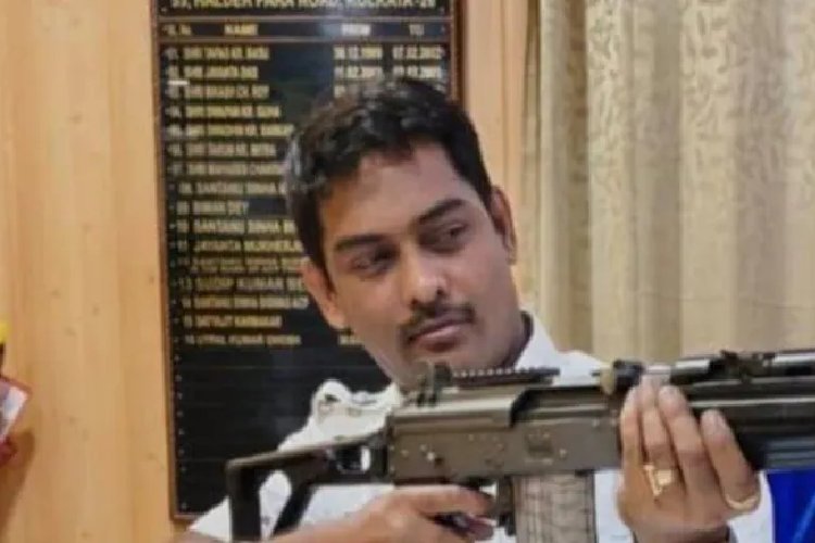 चुनावी माहौल में राइफल लेकर पोज मारने पर थाना प्रभारी निलंबित, TMC की शिकायत लिया गया एक्शन!